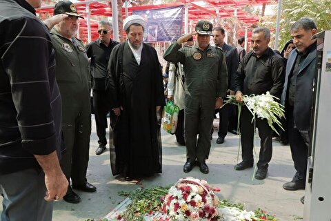 حضور فرمانده نیروی هوایی ارتش بر مزار سپهبد شهید باقری