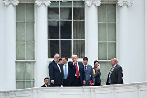 قدم‌زنی ترامپ بر پشت بام کاخ سفید و شوخی درباره استقرار موشک‌های هسته‌ای