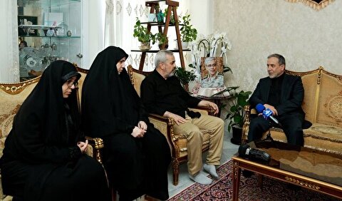 حضور عراقچی در منزل شهید باقری + فیلم