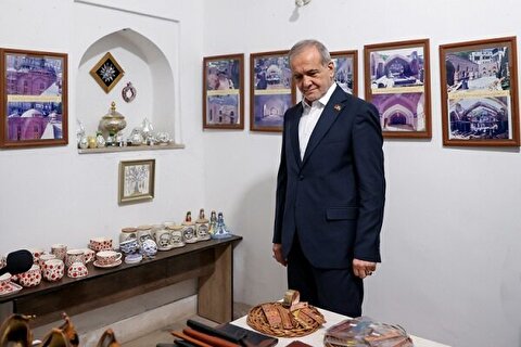 بازدید پزشکیان از مسجد کبود ایروان و اقامه نماز با نمازگزاران در سفر به ارمنستان