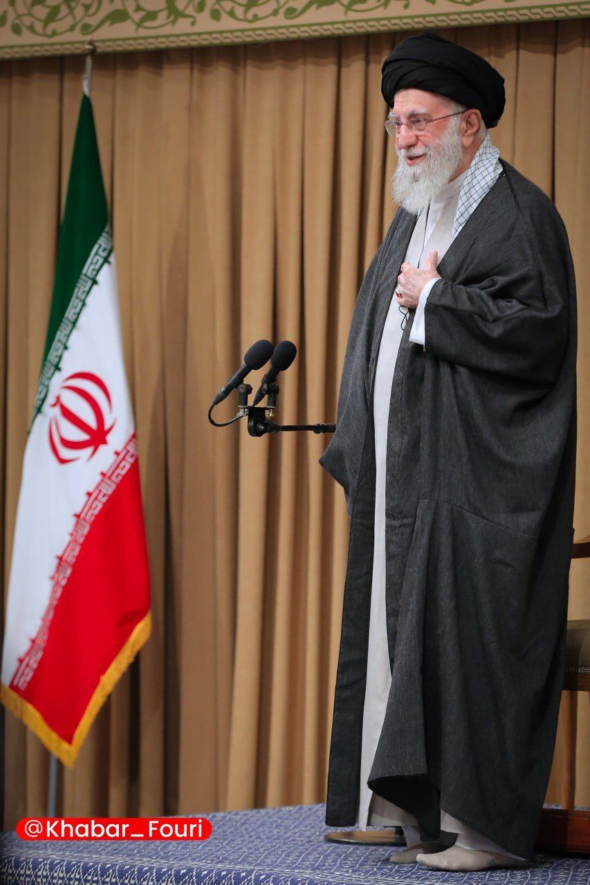 عکس/ تصویری از لحظه ورود حضرت آیت‌الله خامنه‌ای به حسینیه امام خمینی (ره) برای دیدار رئیس‌جمهور و هیات دولت