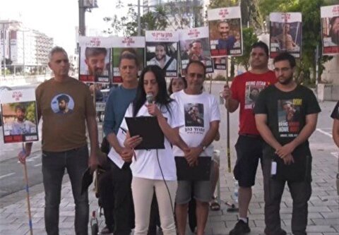 خانواده اسرای صهیونیستی: نتانیاهو به دلایل سیاسی فرزندان ما را قربانی می‌کند