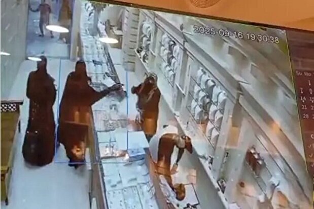 فیلم | سارقان طلافروشی قشم اسلحه‌هایشان را زیر صخره‌های ساحل پنهان کرده بودند