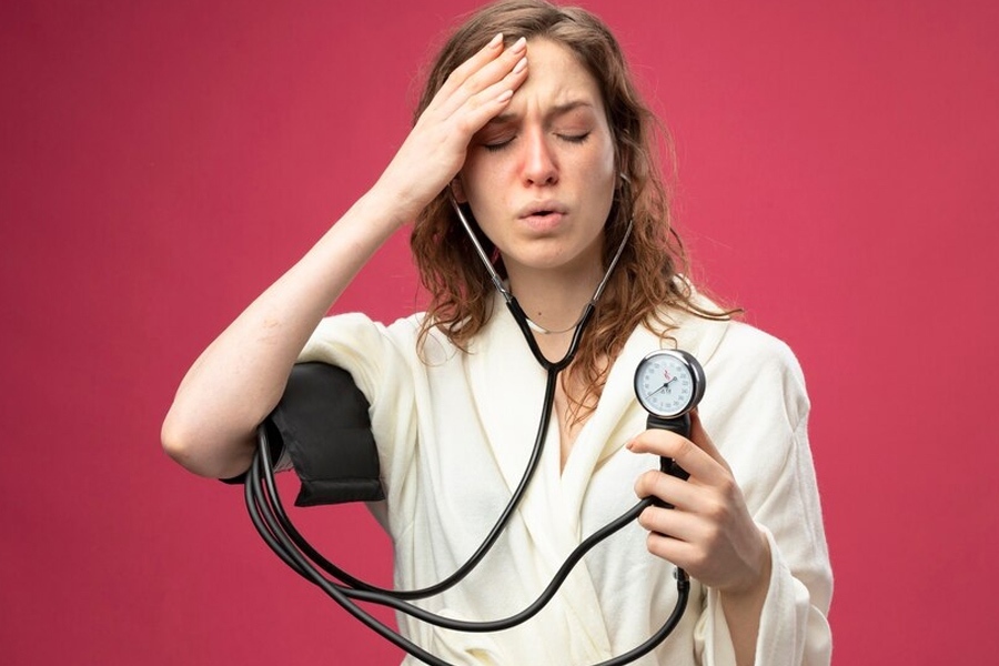 این تمرین ۵ دقیقه‌ای فک و زبان سردرد را درمان می‌کند