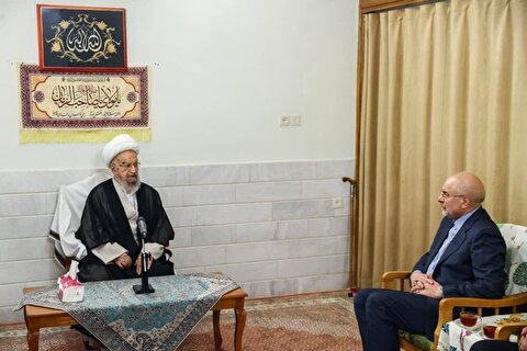 آیت‌الله مکارم شیرازی: آغاز اجرای قانون حجاب باید از ادارات دولتی باشد