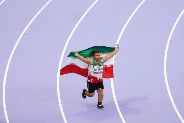 بیت سیاح طلای پارا دو و میدانی جهان را بر گردن آویخت