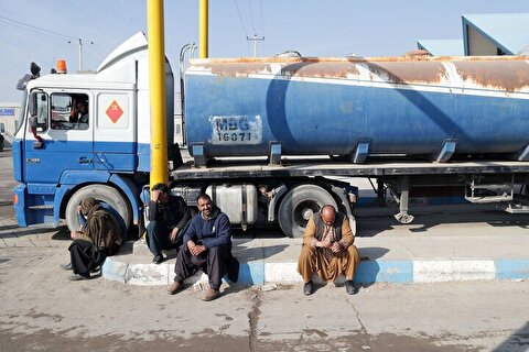 رانندگان ایرانی در مرز افغانستان معطل/ طالبان کیفیت پایین سوخت ایرانی را بهانه کرد