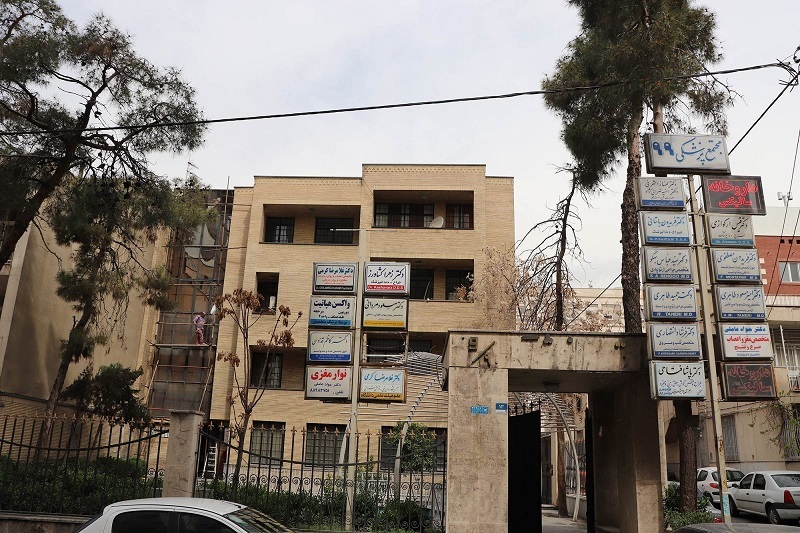 تابلوی عجیب یک پزشک در تهران جلب توجه کرد