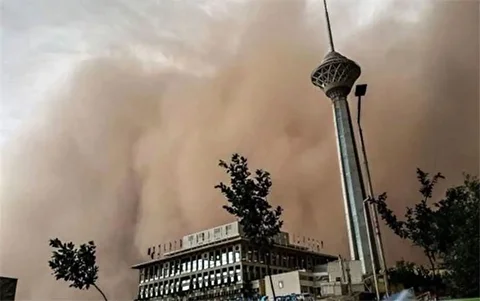 پیش‌بینی وقوع طوفان گرد و خاک در تهران؛ از توقف کنار درختان و سازه‌ها خودداری کنید