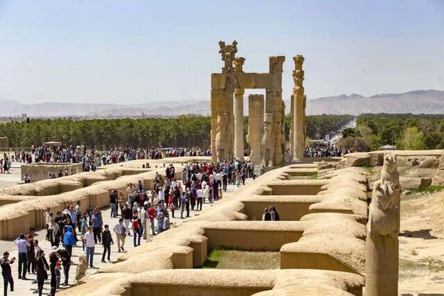 قدیمی‌ترین تصویر از ستون‌های تخت‌جمشید؛ ۱۷۰ سال پیش + عکس