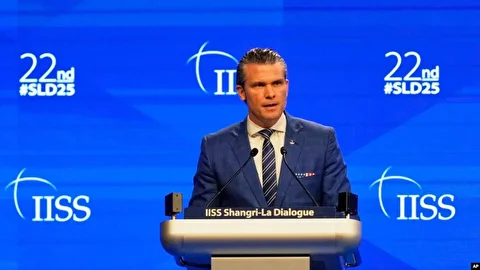 هواپیمای حامل وزیر جنگ آمریکا وضعیت اضطراری اعلام کرد