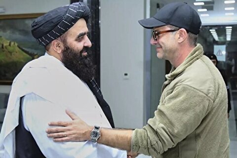 دولت موقت افغانستان یک تبعه آمریکا را آزاد کرد + عکس