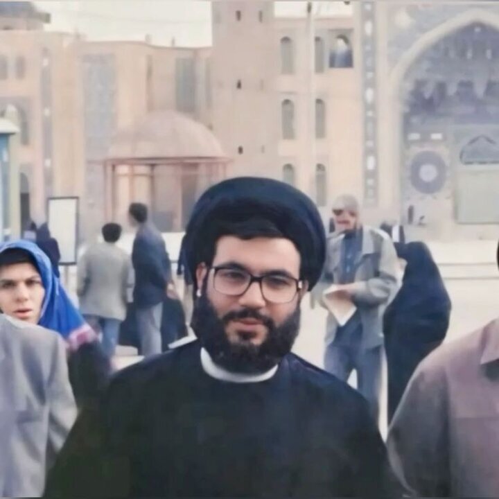تصویر منتشر نشده سید حسن نصرالله در مسجد جمکران + عکس