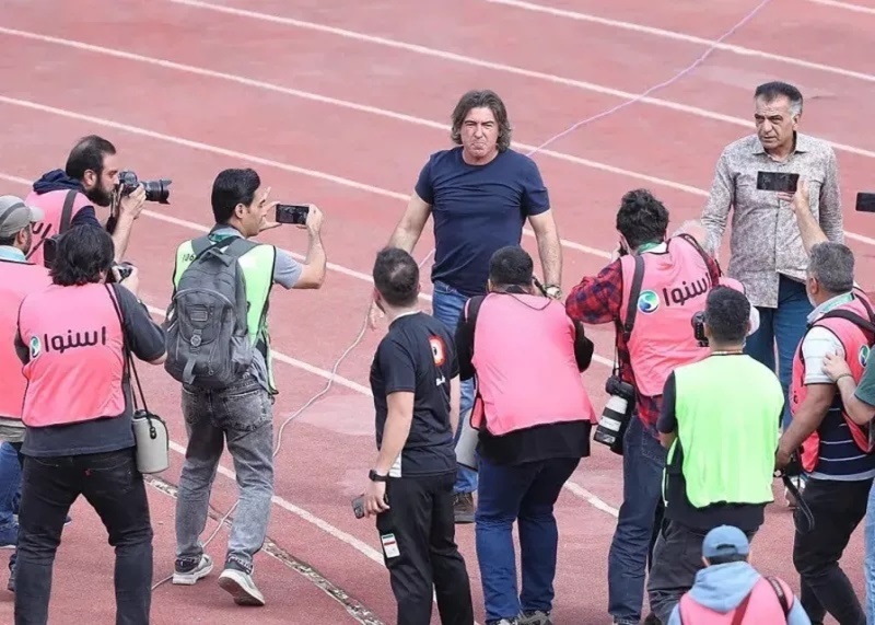 ورود موبایل به ورزشگاه‌های ایران ممنوع شد؟