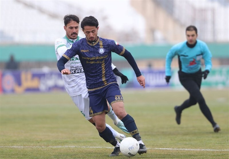 مدافع گل‌گهر: می‌توانیم پرسپولیس را شکست بدهیم