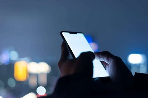 ویتامین‌های موثر برای محافظت شبکیه چشم از نور گوشی