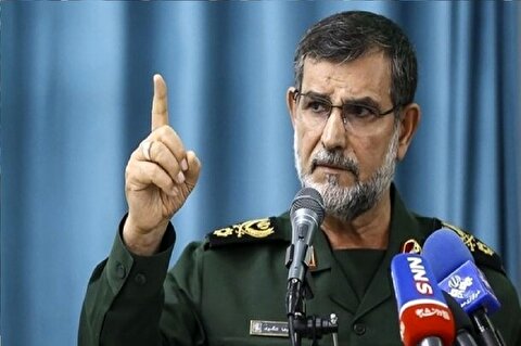 دریادار تنگسیری: جزایر ایران دژ‌های مستحکمی‌اند، اگر دشمن خطایی کند، همان‌جا پاسخ قاطع خواهد گرفت / دشمنان باید دندان طمع خود را نسبت به جزایر ایران بکشند، چرا که این دندان ریشه ندارد