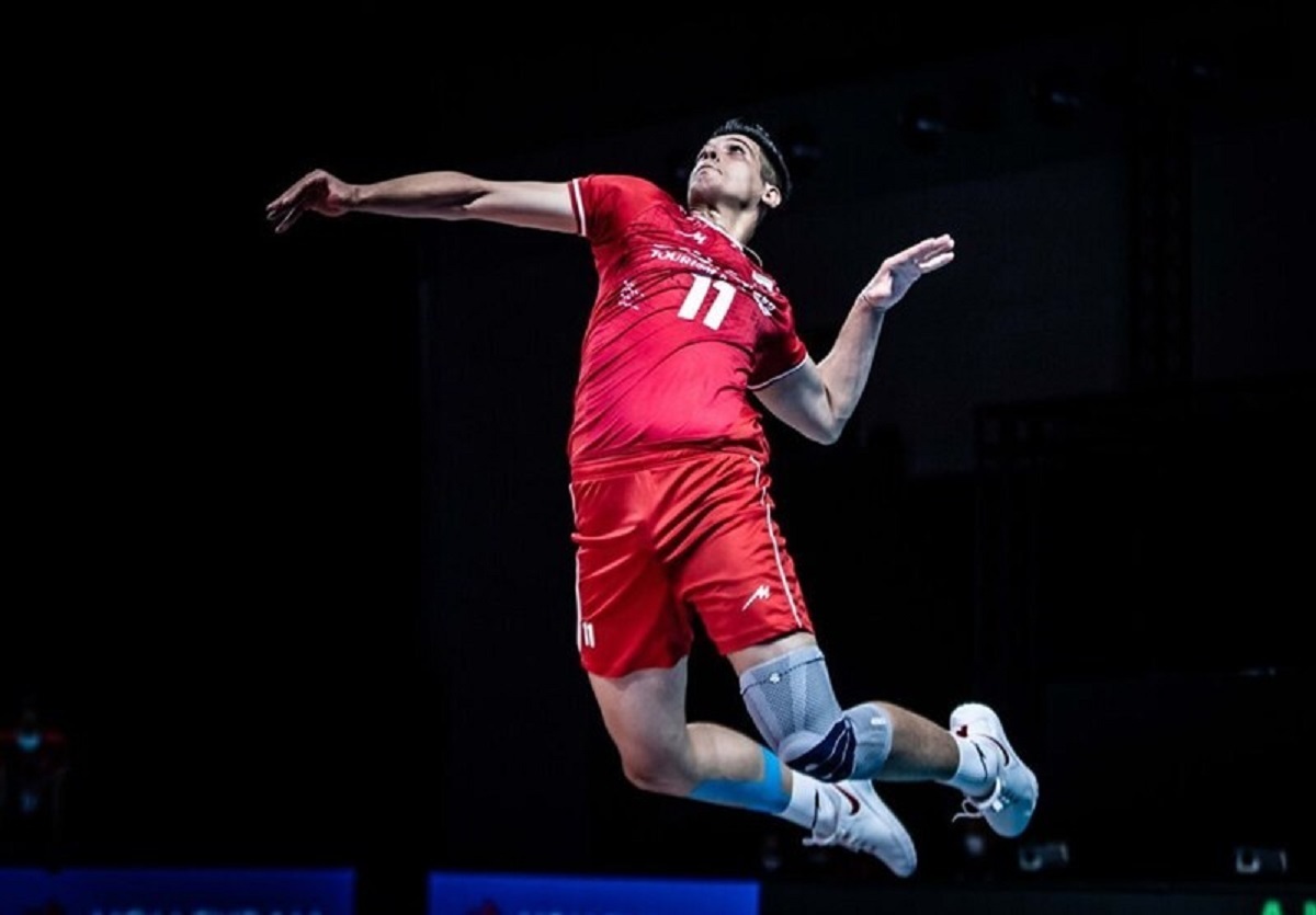 به احترام ستاره خاموش، صابر کاظمی/ ایران با بازوبند مشکی مقابل بحرین می ایستاد