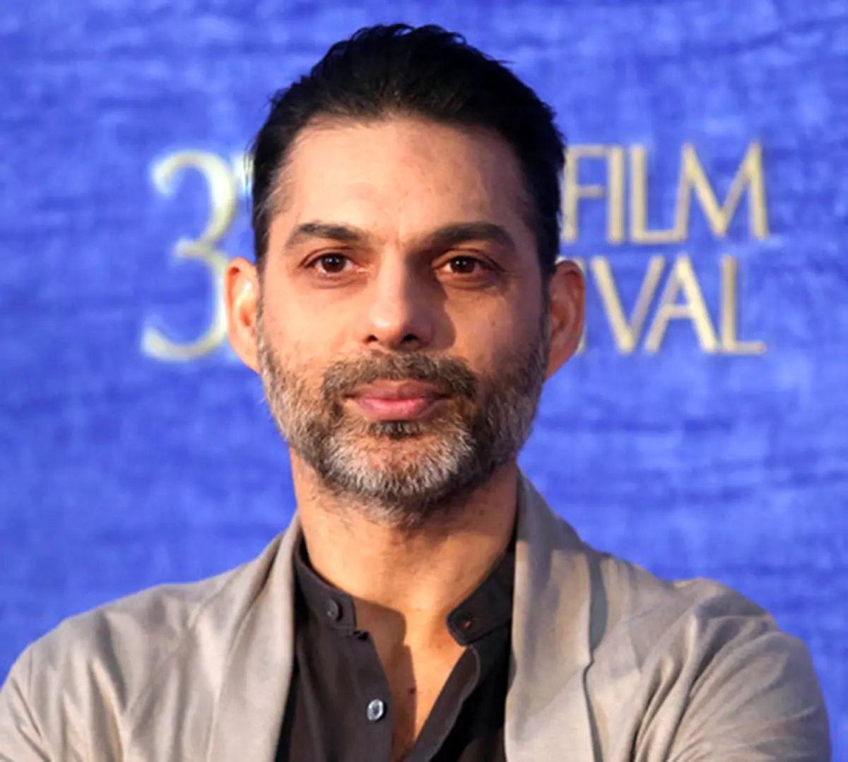 پیمان معادی در «بالاتر از سیاهی» با چهره‌ای که قابل شناسایی نیست! + عکس