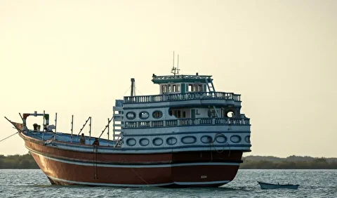 توقیف ۵ شناور و محموله بزرگ کالای ممنوعه در آب‌های بندرعباس