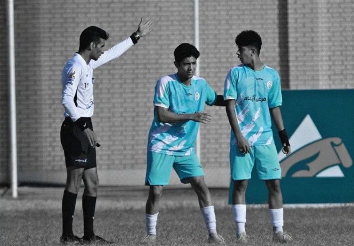 ستارگان افسریه و سایپا در زمین فوتبال به هم حمله کردند!