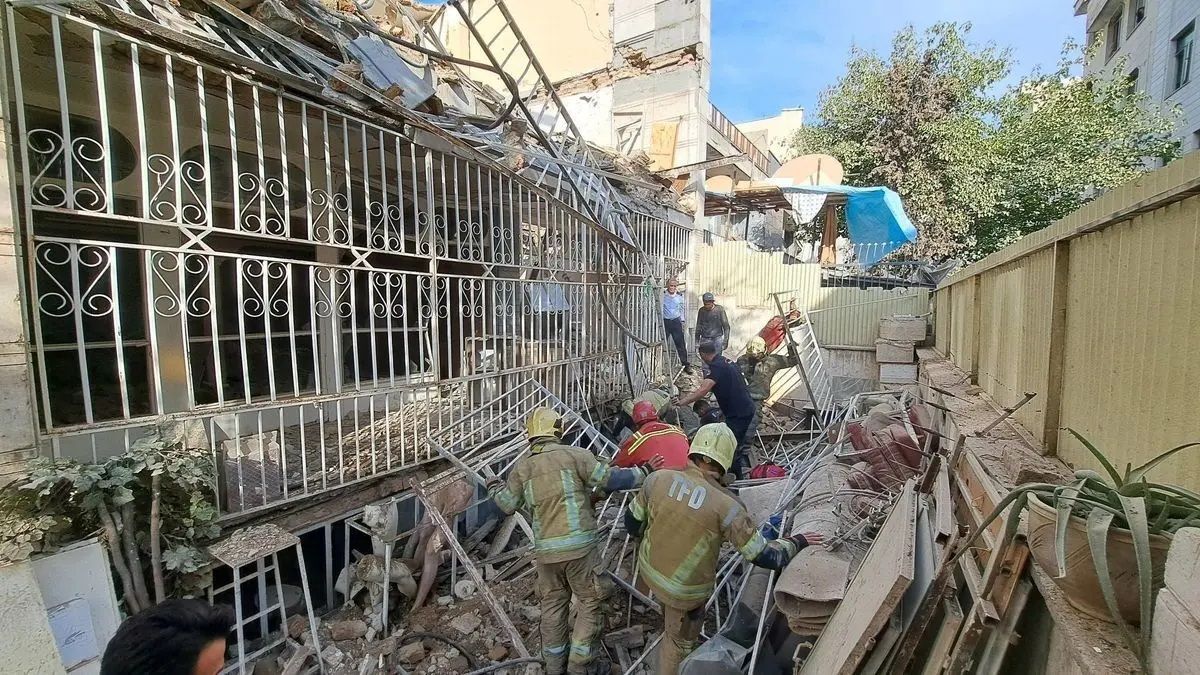 یک کشته و مصدومیت ۴ کارگر در پی ریزش ساختمان قدیمی در خیابان جمهوری