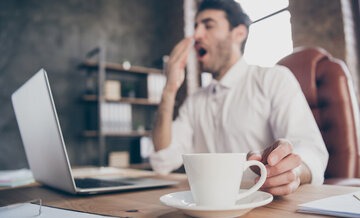 قهوه چگونه باعث خواب آلودگی می‌شود؟