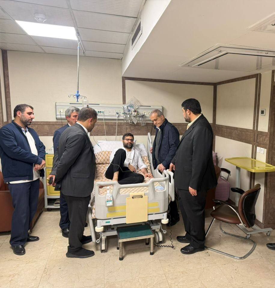 عکس/ عیادت پزشکیان از سقاب اصفهانی در بیمارستان