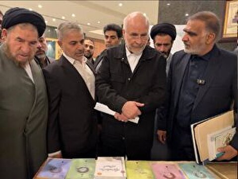 بازدید قالیباف از نمایشگاه کتاب نمایندگان ادوار