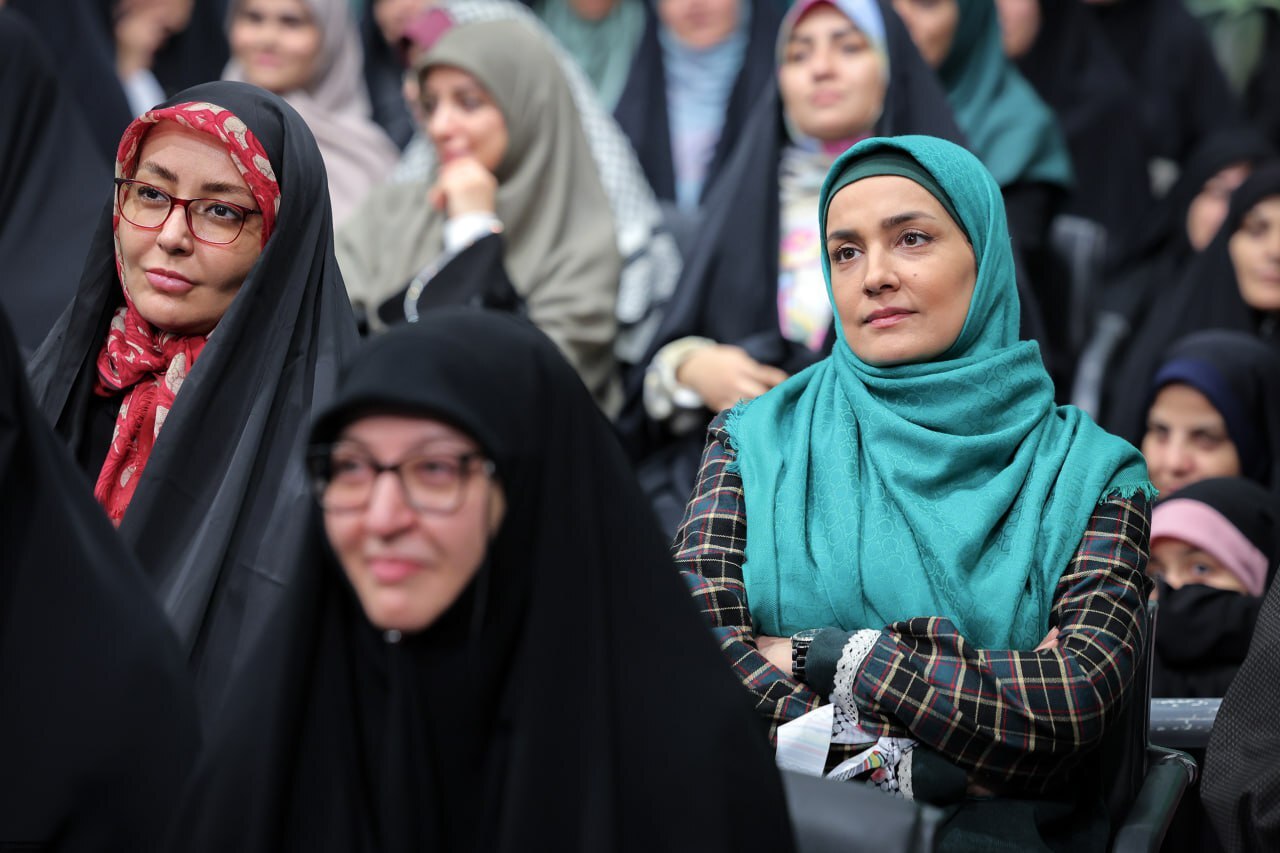 عکس / حضور بانوان مجری تلویزیونی در دیدار امروز رهبر انقلاب با هزاران نفر از زنان و دختران