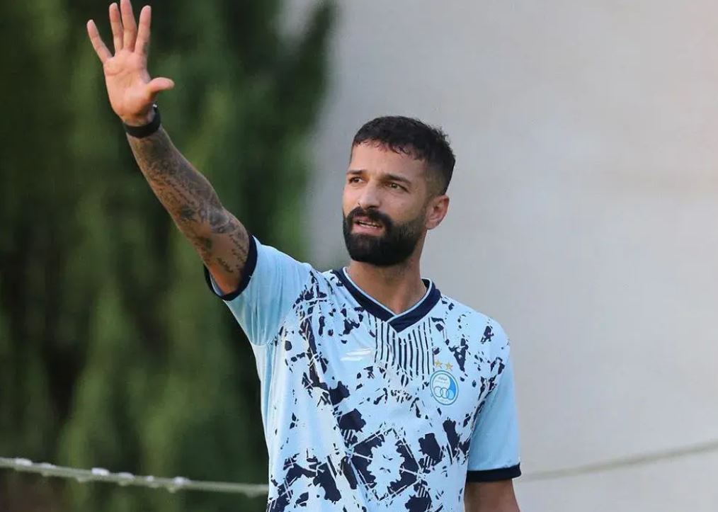 آرمین سهرابیان تعهد می‌دهد و به استقلال برمی‌گردد