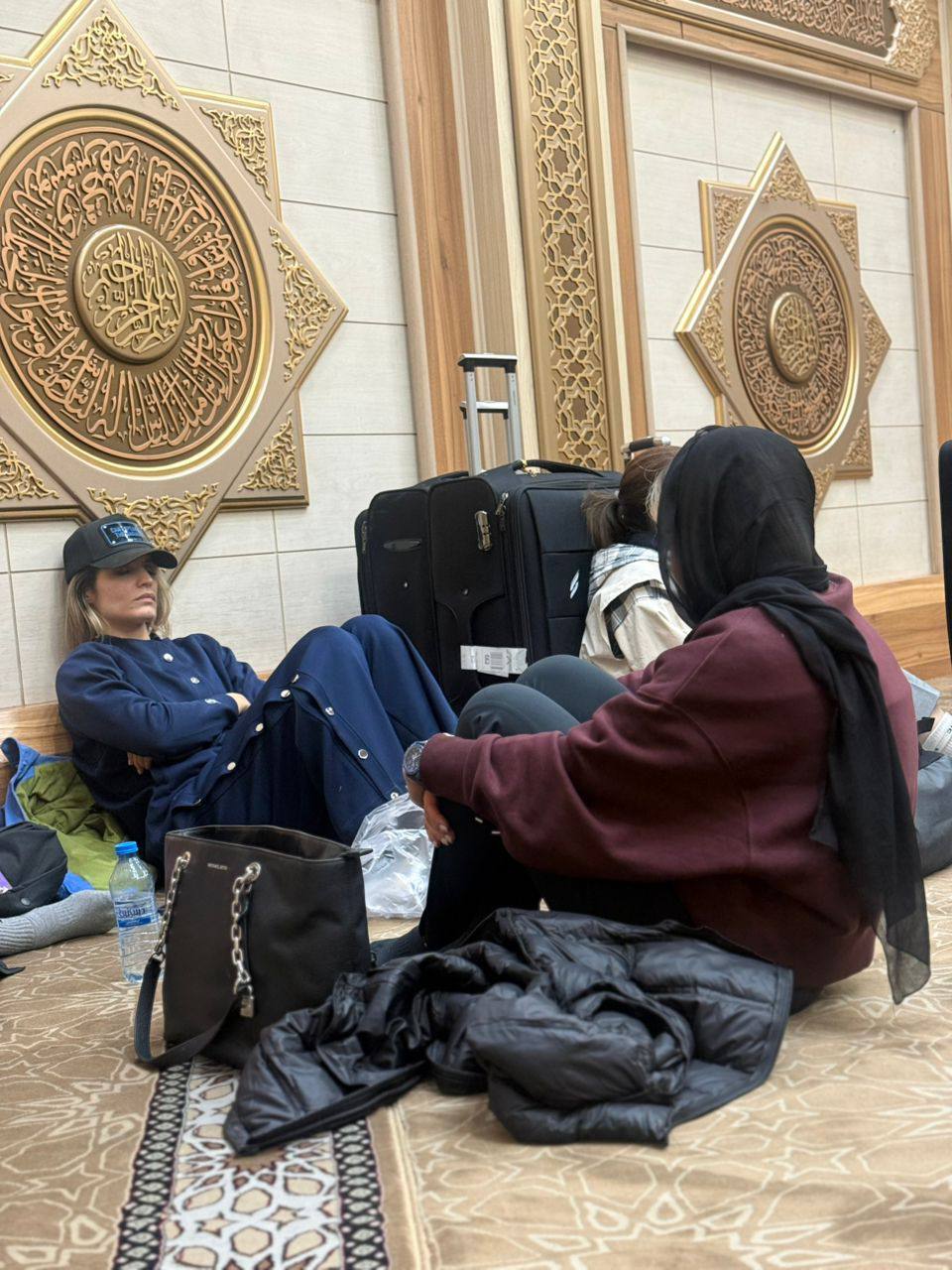 عکس/ وضعیت عجیب بازیکنان زنان بسکتبال استقلال در فرودگاه پیش از پرواز به آبادان