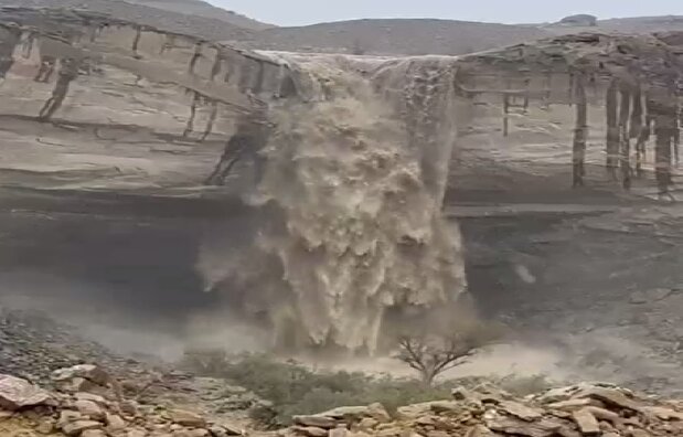 فیلم/ ایجاد آبشار طبیعی در اثر بارندگی و سیلاب