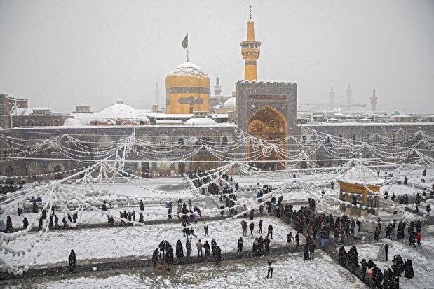 ویدیو| برف روبی پشت بام حرم امـ‌ام رضا بعد برف سنگین مشهد