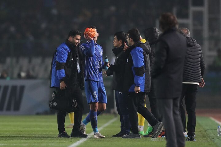 نارضایتی هواداران استقلال از بازیکنان/ بدرقه بازیکنان با پرتاب بطری آب!