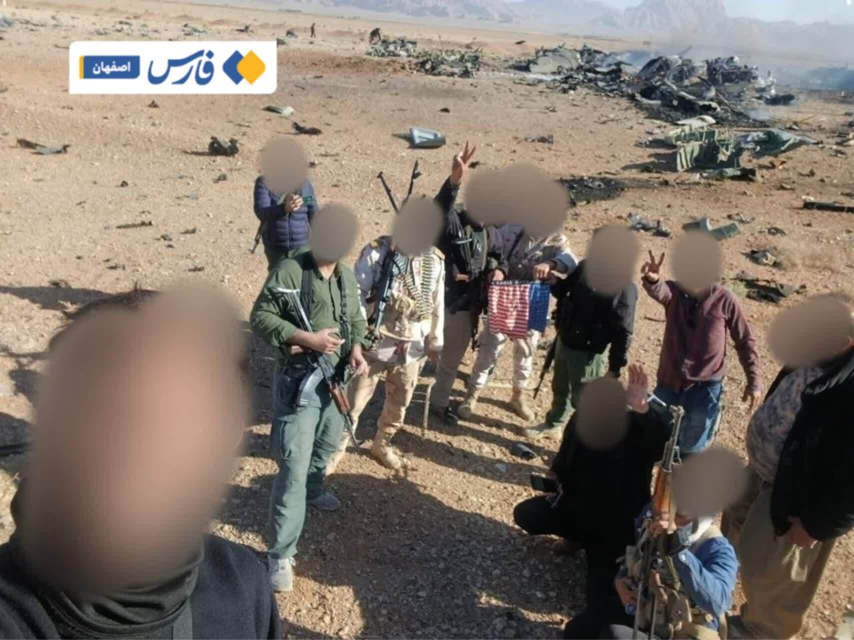 عکس یادگاری رزمندگان اسلام با لاشه هواپیما و بالگرد آمریکایی در اصفهان