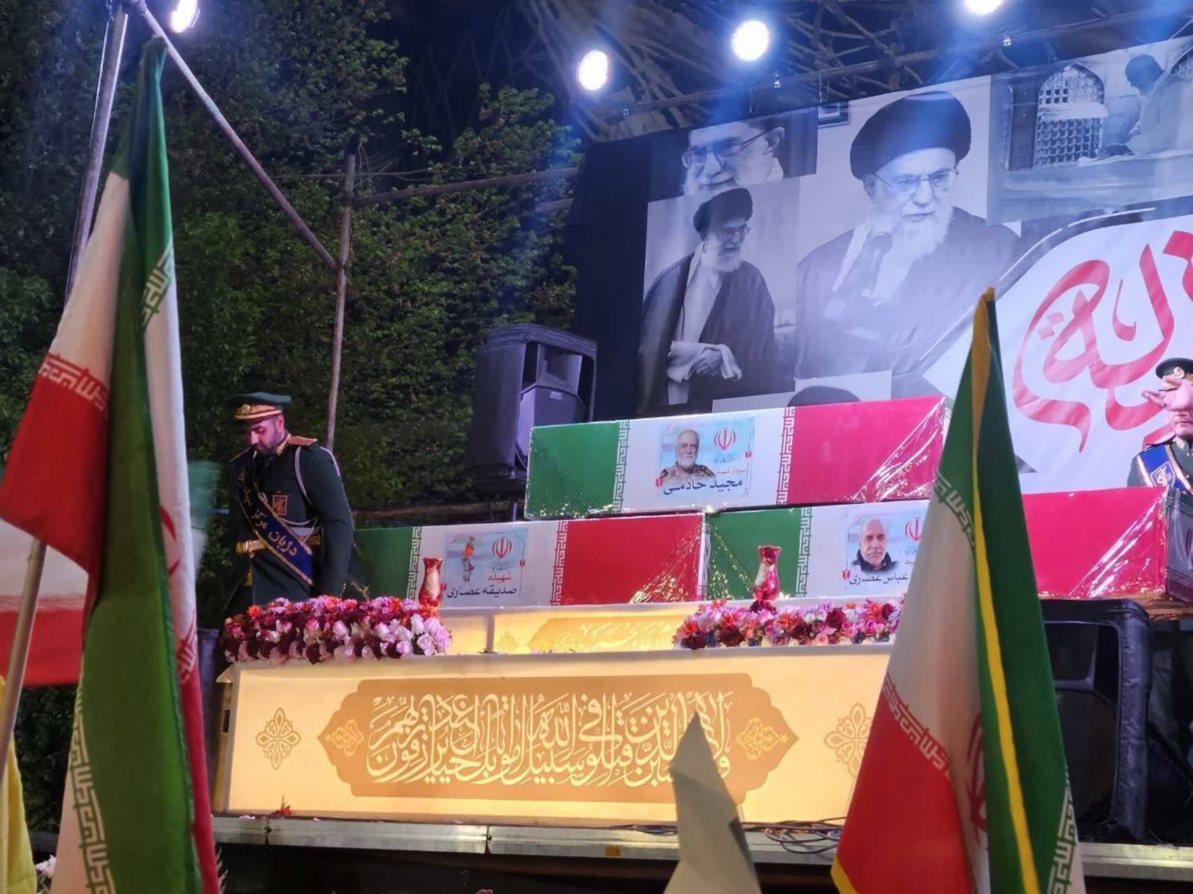 عکس/ پیکر شهدا مجید خادمی، دکتر عباس عصاری و صدیقه عصاری در میدان انقلاب تهران