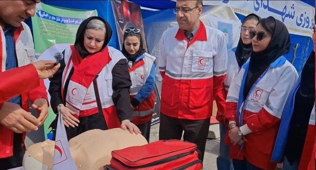 عکس/ حضور نعیمه نظام دوست در بین نیرو‌های هلال احمر