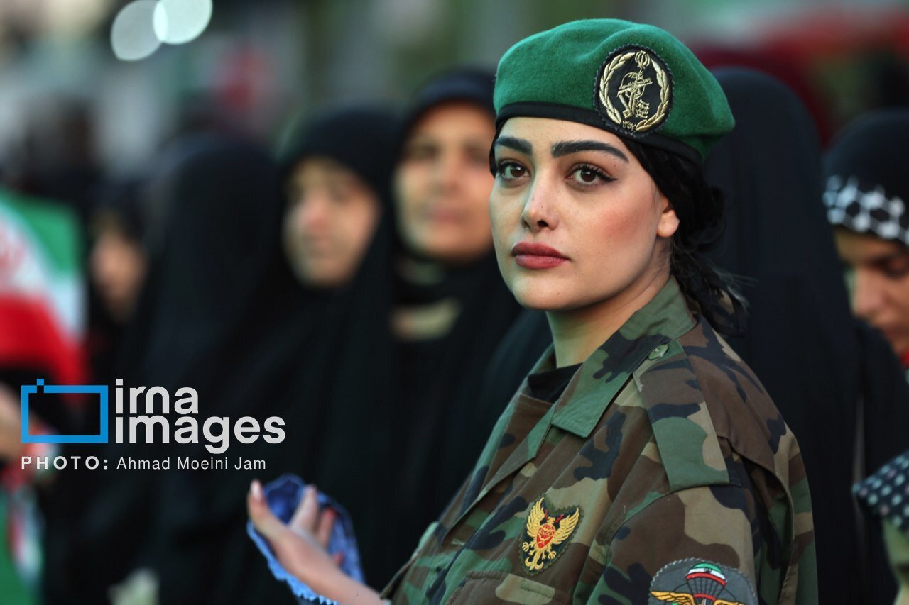 عکس | تصویر جالب از یک دختر جوان با لباس نظامی در تهران