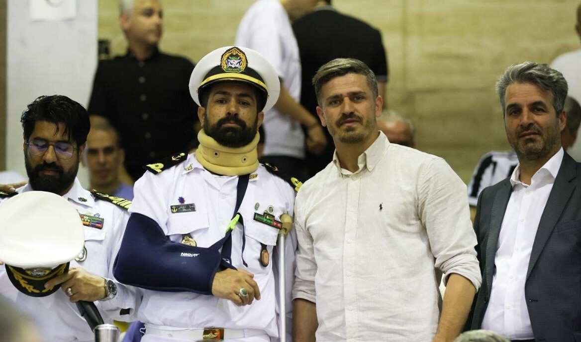 وریا غفوری در کنار یکی از بازماندههای ناوشکن دنا + عکس وریا غفوری در کنار یکی از بازماندههای ناوشکن دنا + عکس