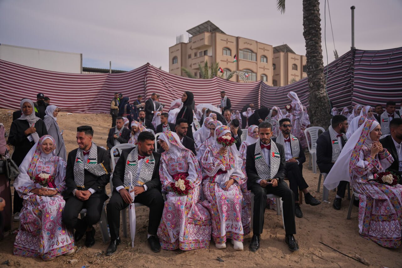 عکس | لباس جالب عروسها در مراسم ازدواج در نوار غزه عکس | لباس جالب عروسها در مراسم ازدواج در نوار غزه