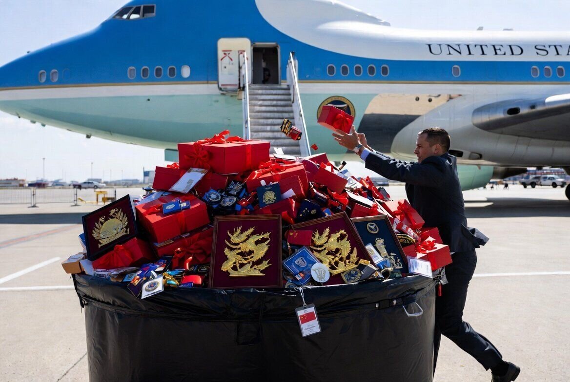 هیات همراه ترامپ در سفر به پکن، هدایای چینیها را به سطل زباله ریختند! + عکس هیات همراه ترامپ در سفر به پکن، هدایای چینیها را به سطل زباله ریختند! + عکس