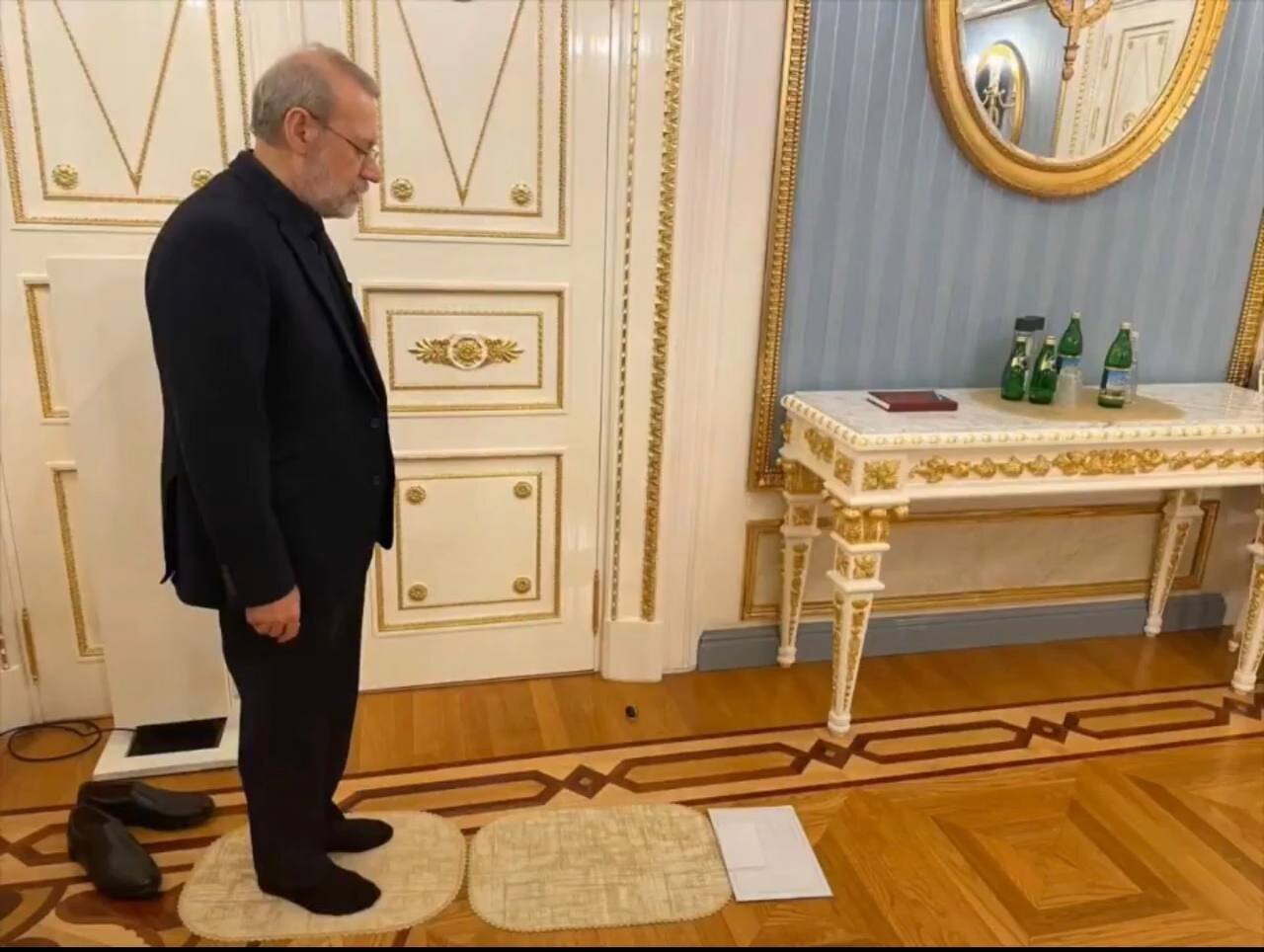 نماز خواندن علی لاریجانی در کاخ کرملین + عکس نماز خواندن علی لاریجانی در کاخ کرملین + عکس