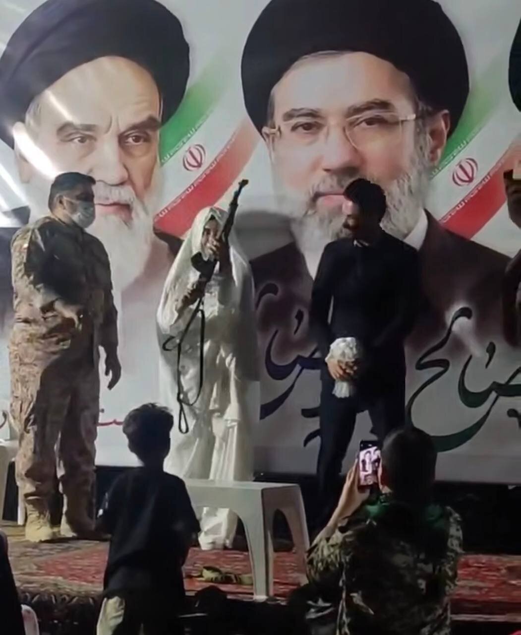 عکس/ تیراندازی تازه عروس با کلاشینکف در تجمعات شبانه عکس/ تیراندازی تازه عروس با کلاشینکف در تجمعات شبانه