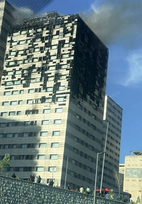 اطفای حریق در نمای یکی از برج‌های چیتگر