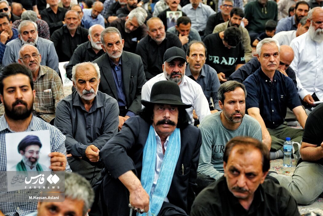 تیپ متفاوت یکی از حاضران در مراسم یادبود شهدای خانواده رهبر انقلاب + عکس