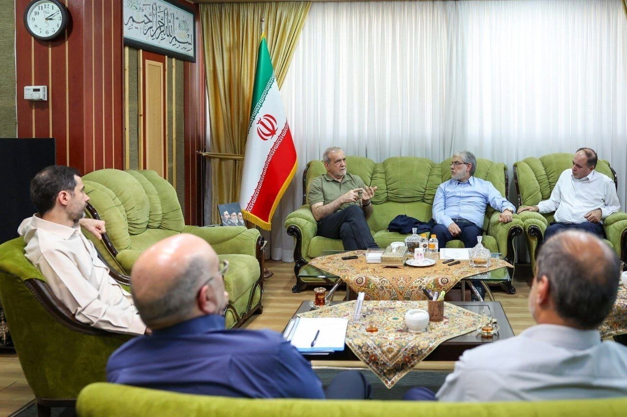 پزشکیان کت از تنش در آورد/ ماجرای عکس رئیس جمهور در نشست مدیریت آب چیست؟ + تصاویر
