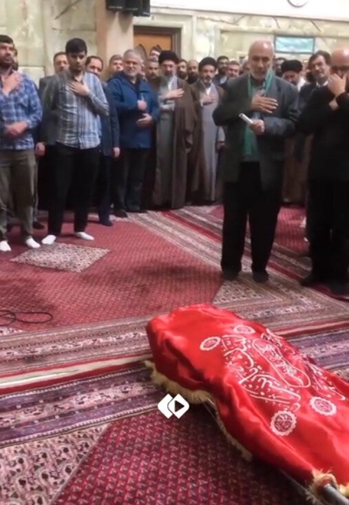 سینهزنی رهبر انقلاب در یک مراسم تشییع/ آیت سید مجتبی خامنهای در کنار برادرش + تصاویر سینهزنی رهبر انقلاب در یک مراسم تشییع/ آیت سید مجتبی خامنهای در کنار برادرش + تصاویر