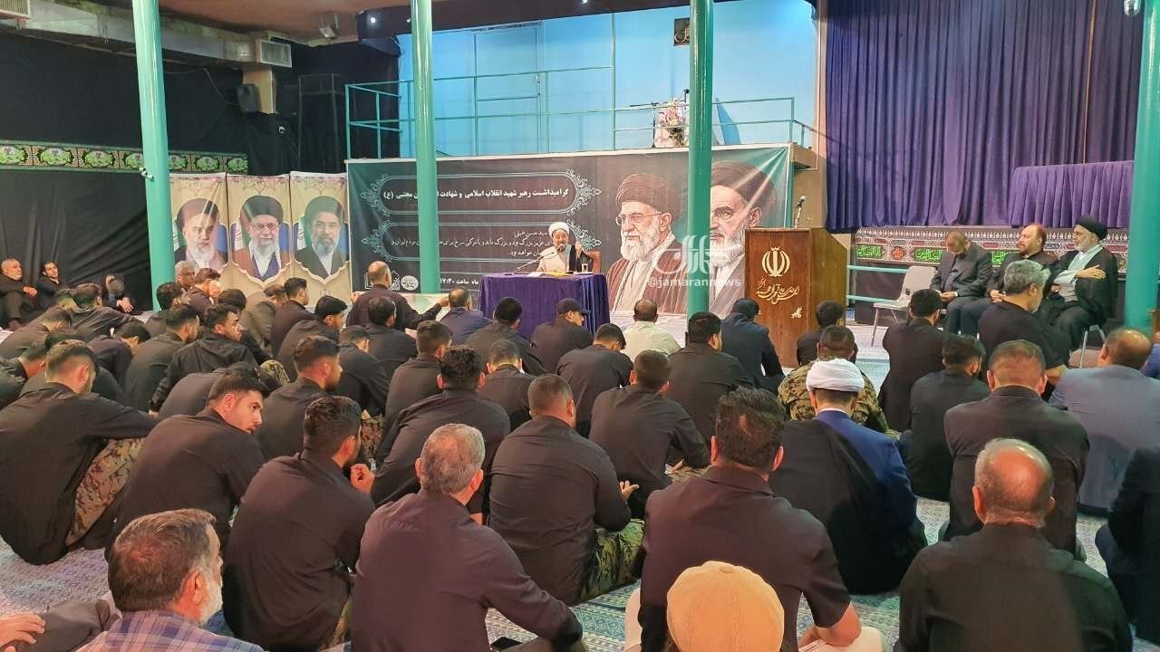 مراسم بزرگداشت رهبر شهید در جماران/ تصاویری از سید حسن خمینی و پسرش در کنار/ مهدی هاشمی هم بود + عکس مراسم بزرگداشت رهبر شهید در جماران/ تصاویری از سید حسن خمینی و پسرش در کنار/ مهدی هاشمی هم بود + عکس