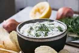 طرز تهیه ماست و موسیر در خانه+ خواص و مضرات ماست و موسیر